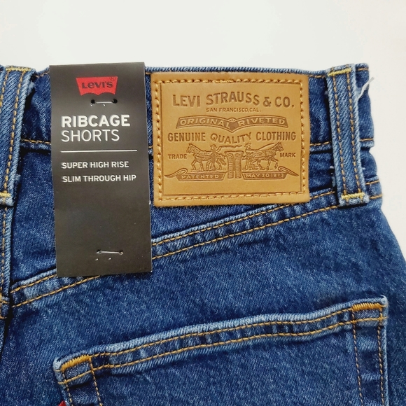 Levi’s Ribcage High Rise Distressed Short - Picture 6 of 9